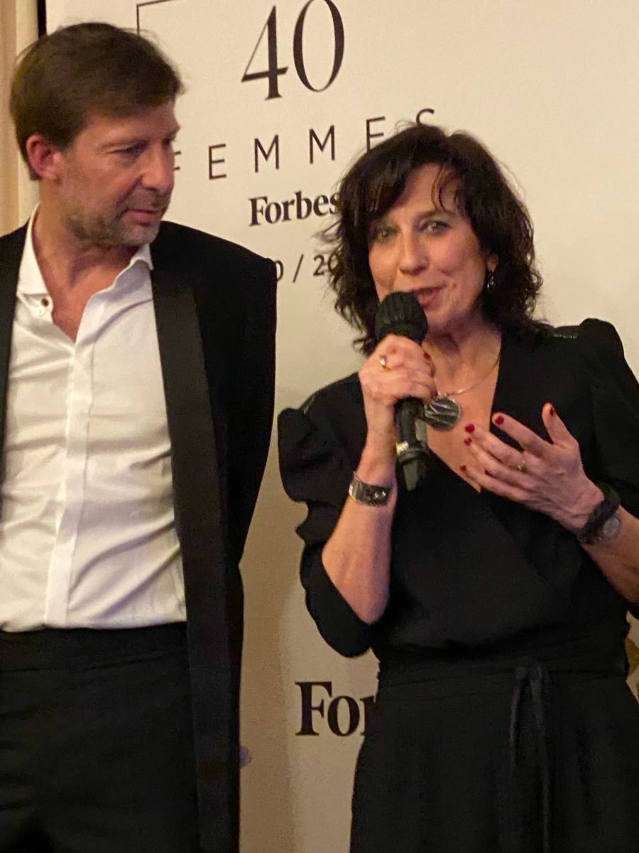 Frédérique Cintrat au micro, sur la scène du palmarès 40 Femmes Forbes